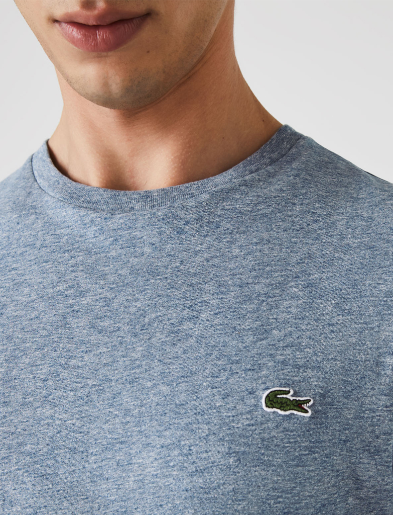 LACOSTE – T-shirt a girocollo in jersey di cotone Pima – TH6709 Blu Cina 1GF e Blu Azzurro 776 - immagine 4